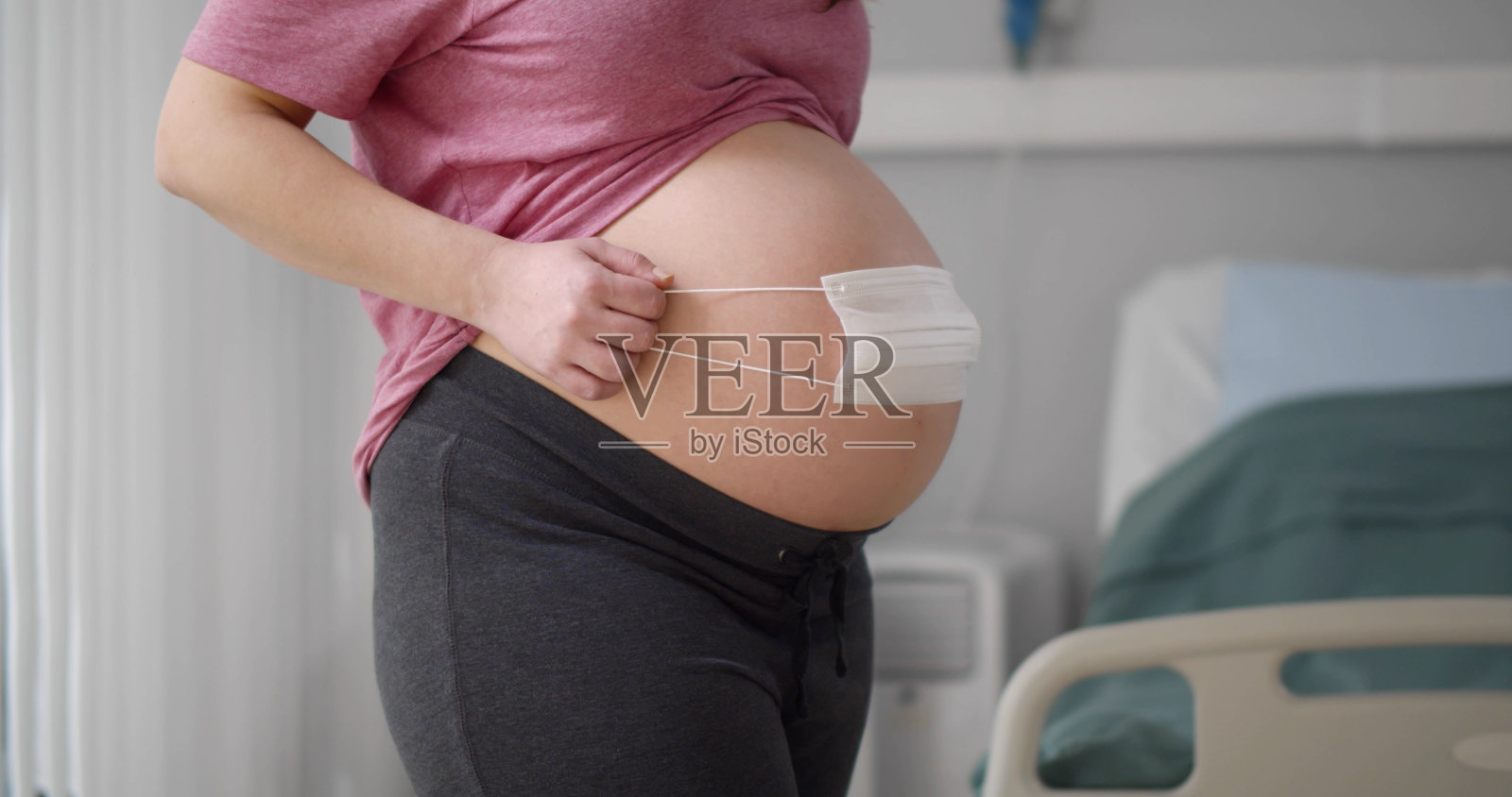 孕妇抱着安全面罩的镜头照片摄影图片