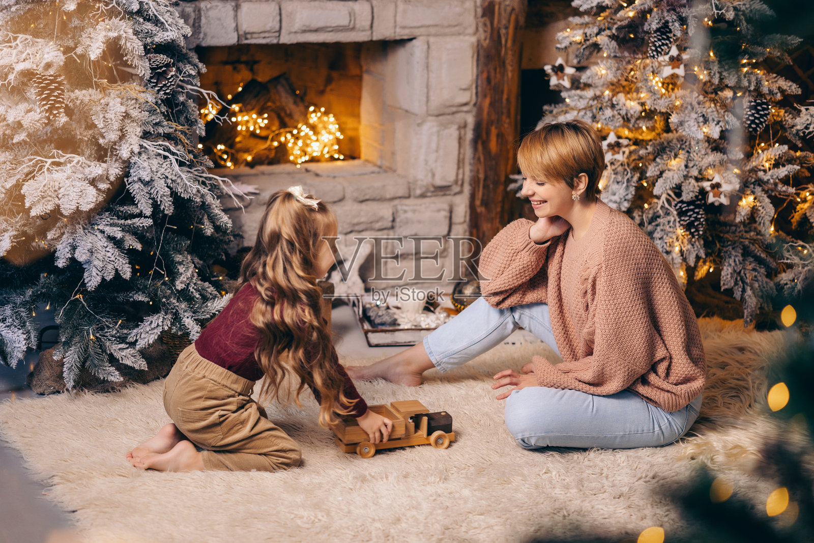 妈妈和女儿在家里装饰好的圣诞客厅里照片摄影图片