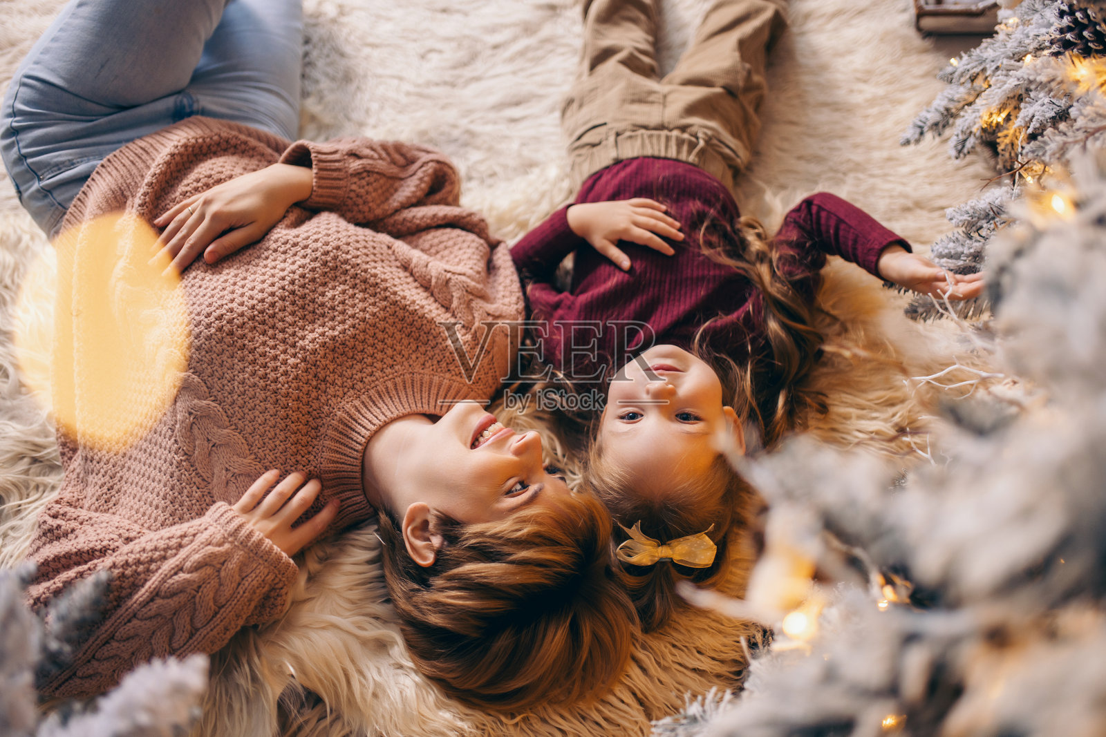 妈妈和女儿在家里装饰好的圣诞客厅里照片摄影图片