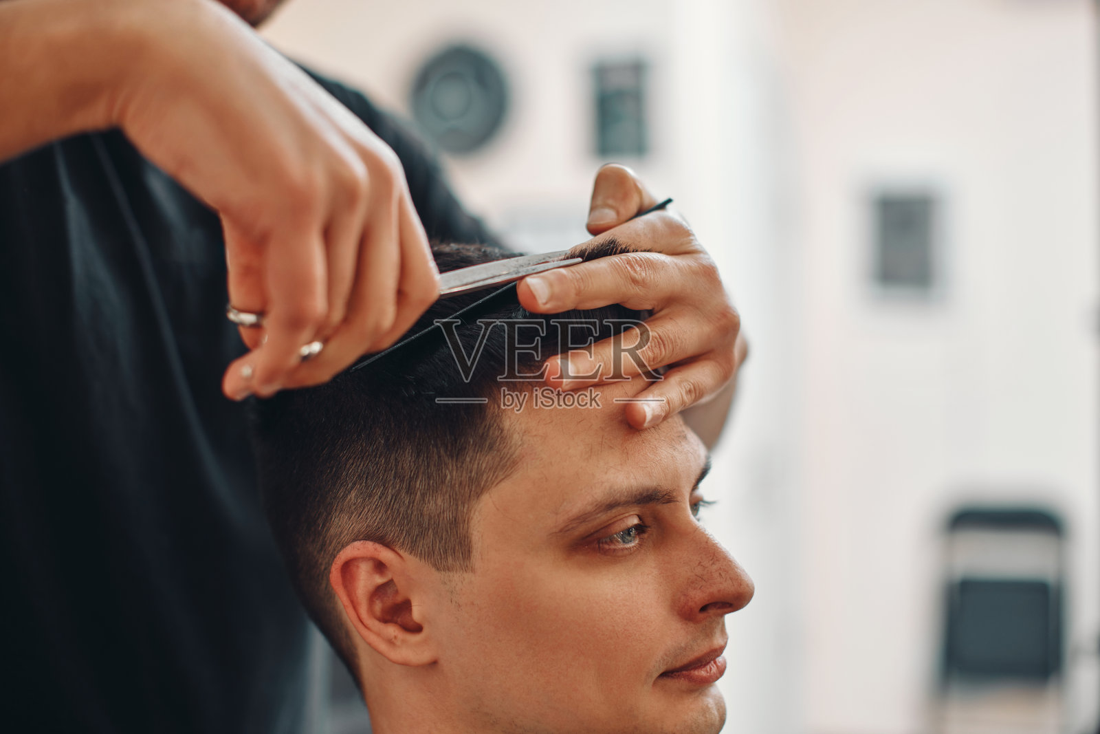 理发师在理发店为男士理发照片摄影图片