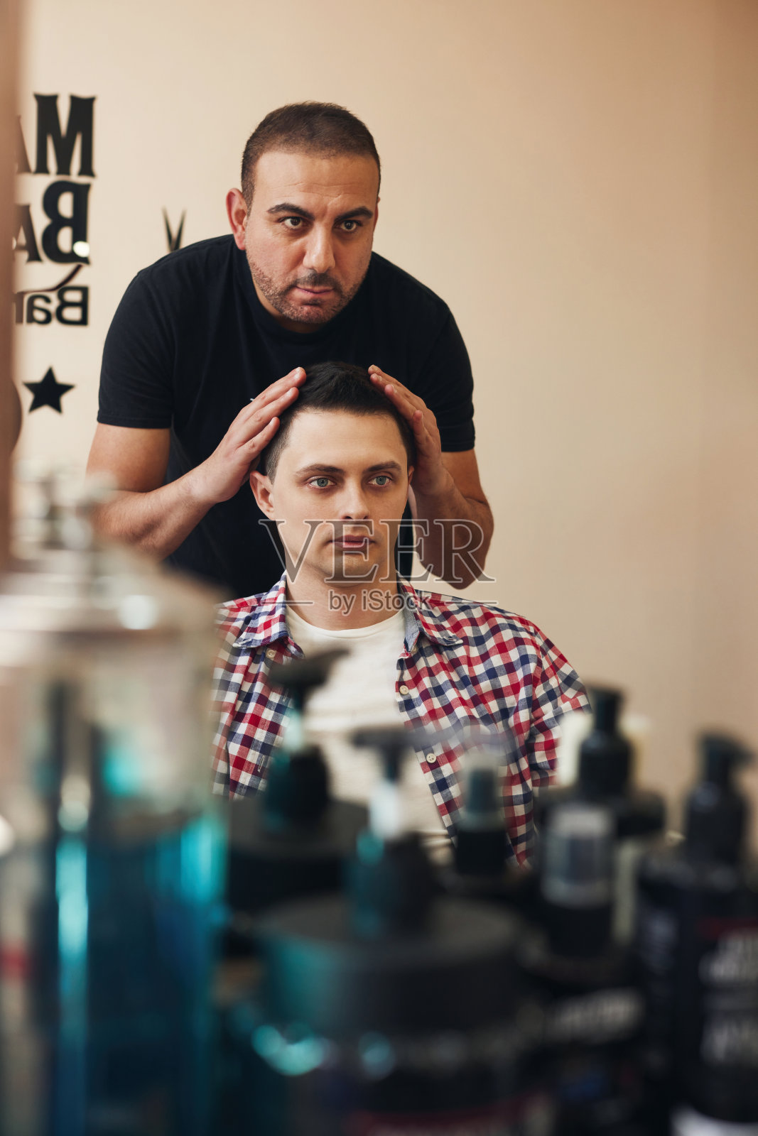 理发师和满意的大胡子男子在镜子前照片摄影图片