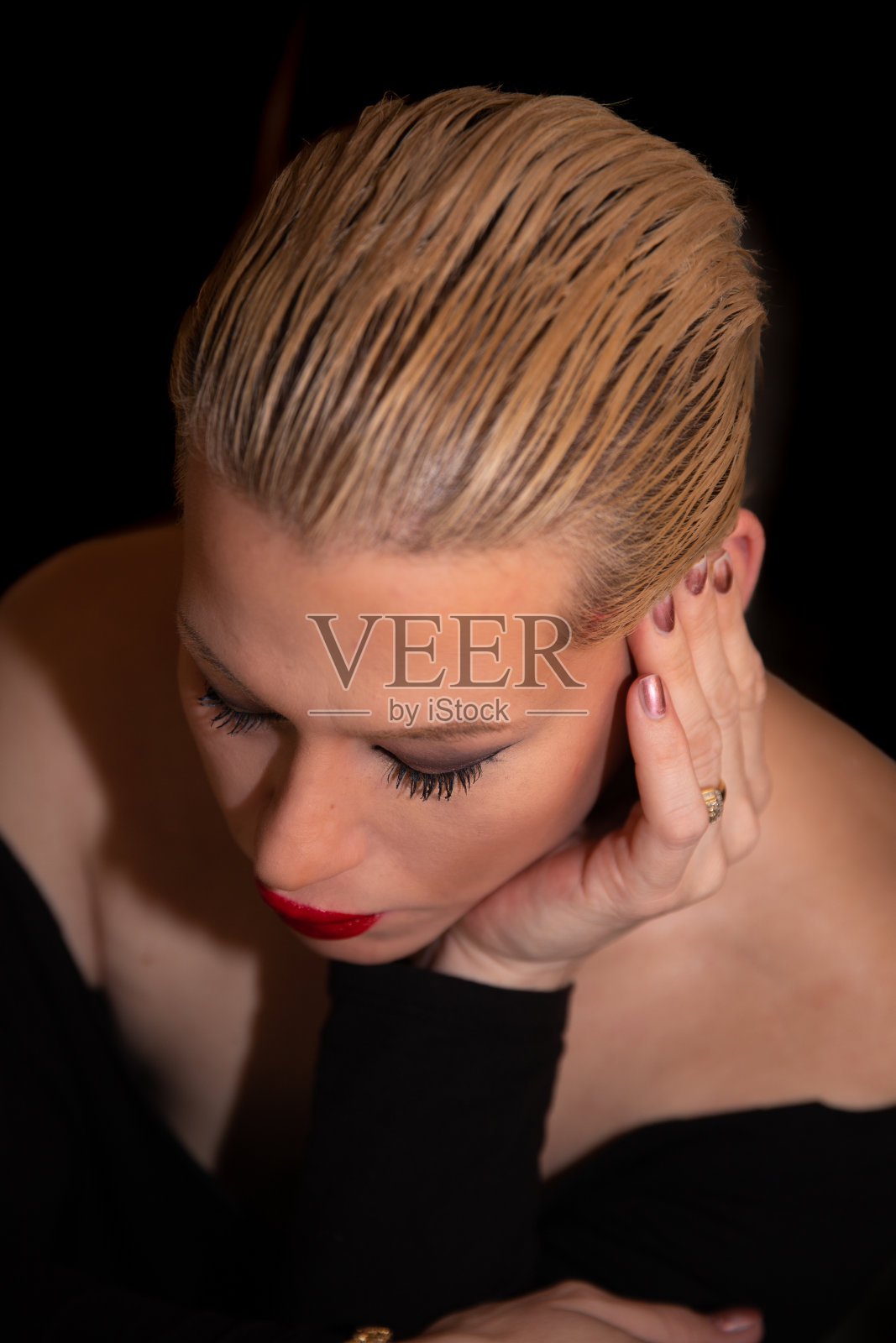 一个美丽的金发女人的肖像与绿色的眼睛照片摄影图片