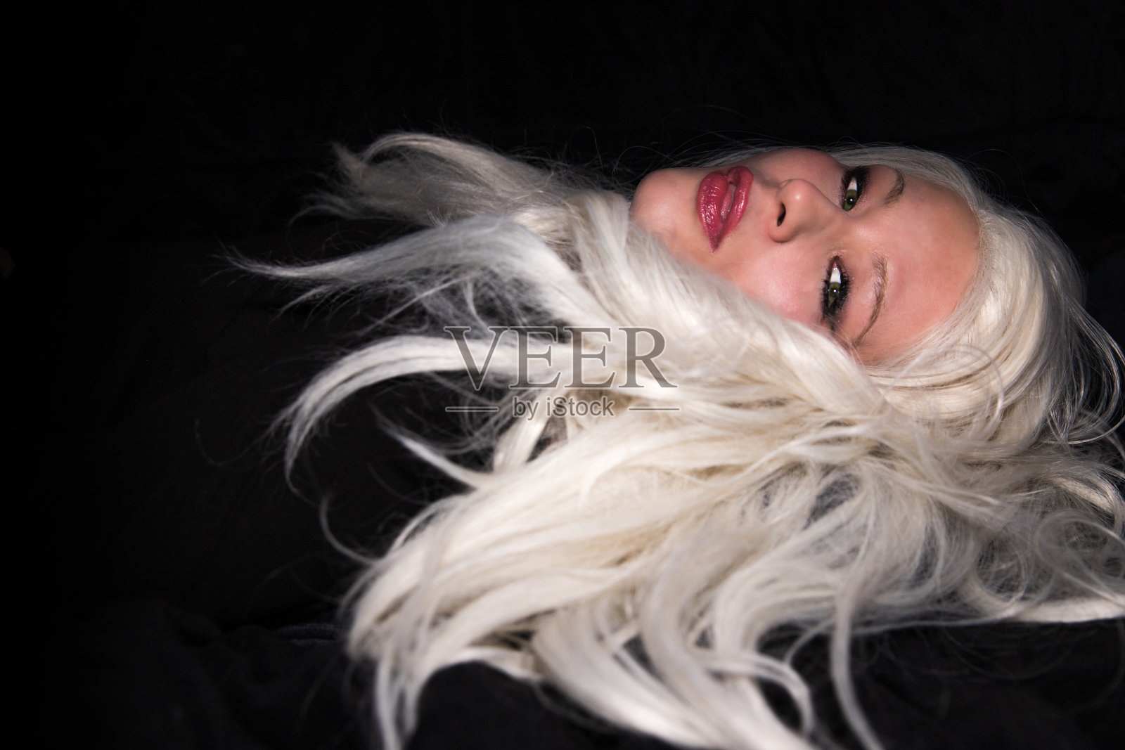 一个美丽的金发女人的肖像与绿色的眼睛照片摄影图片