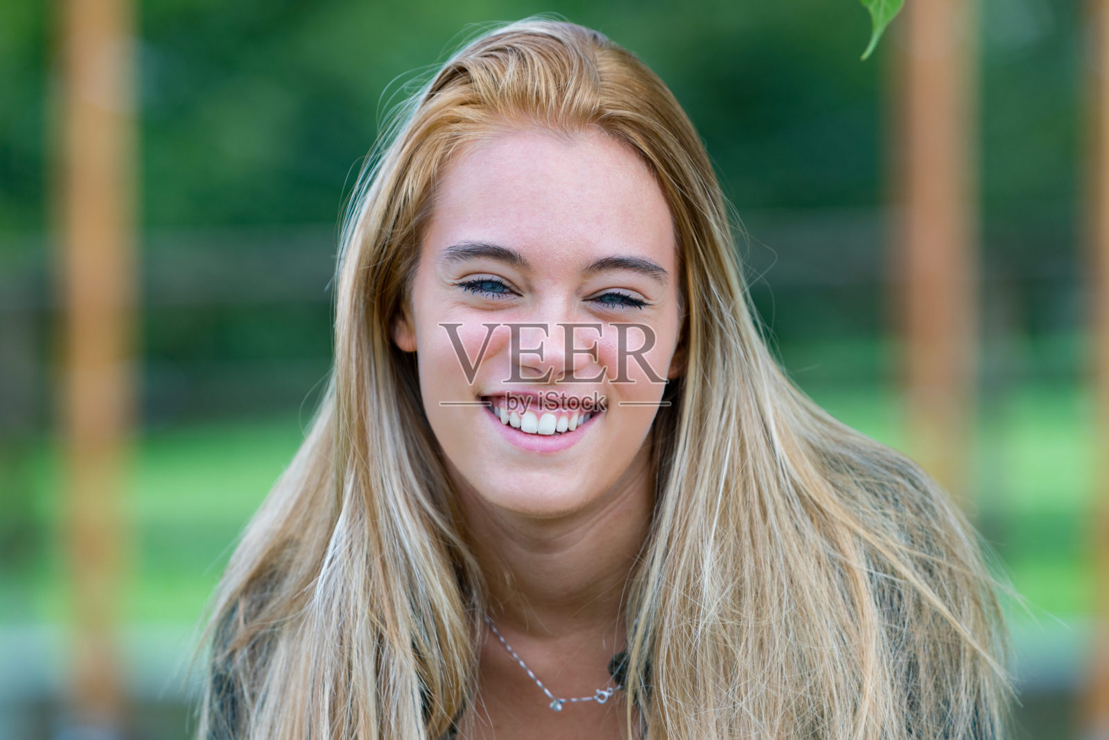 正面肖像的微笑年轻的金发女人照片摄影图片