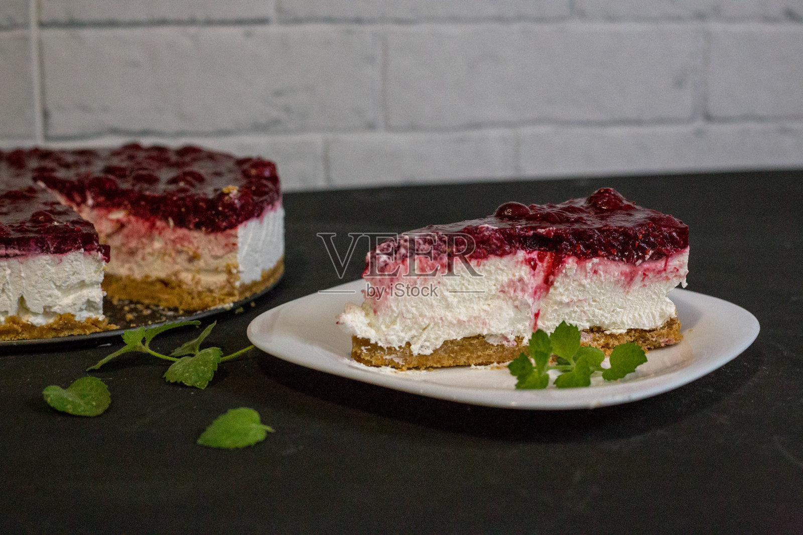 用草莓装饰的芝士蛋糕甜点照片摄影图片