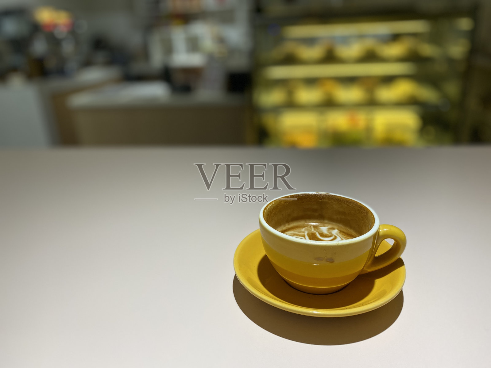 一杯用黄色杯子和茶托装的咖啡照片摄影图片