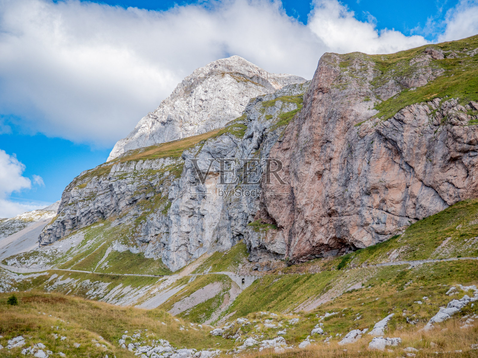 从下面看曼加特山体。照片摄影图片