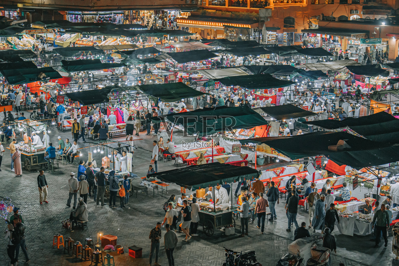 高角度视角Djemma El Fna马拉喀什,摩洛哥的夜晚照片摄影图片