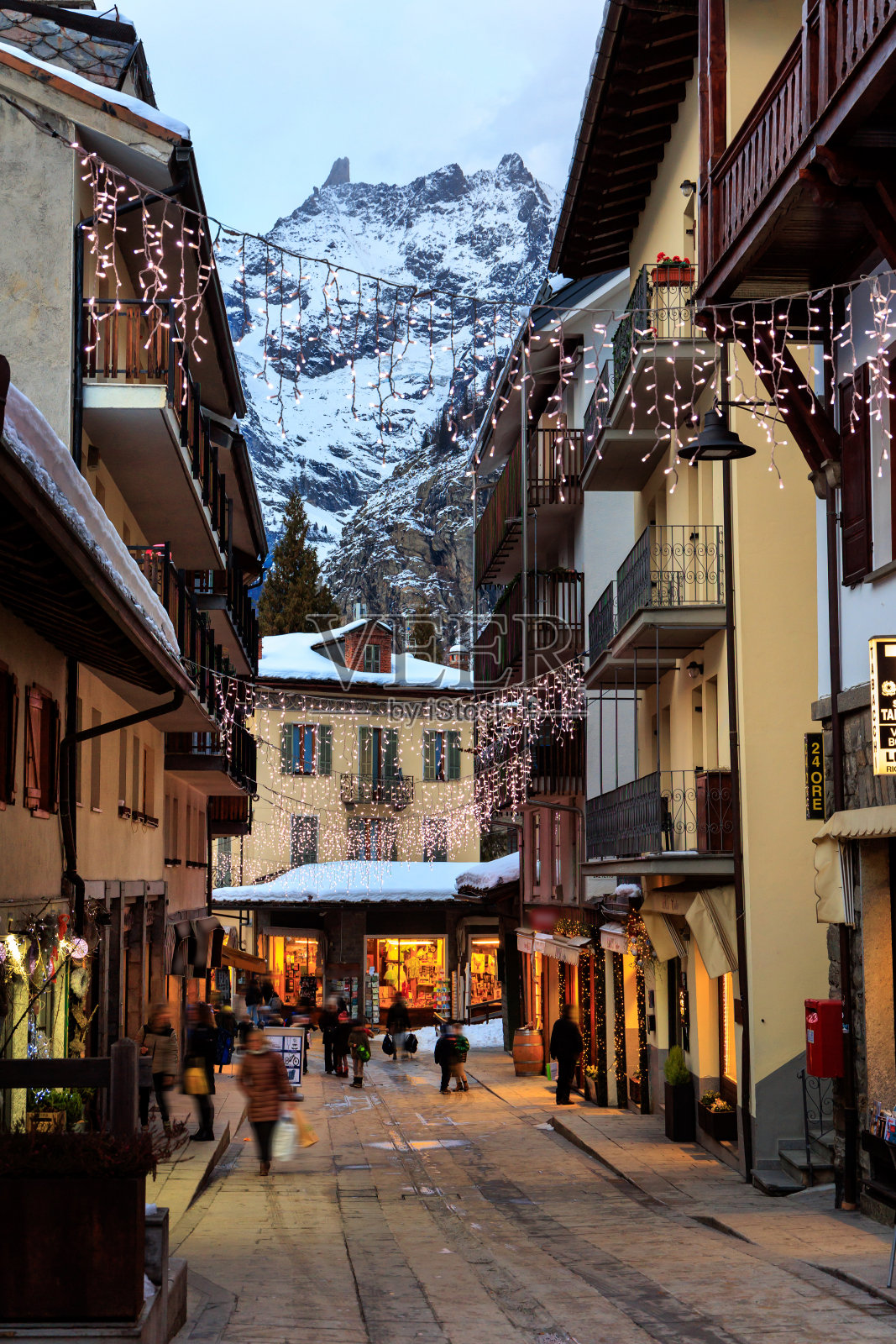 在圣诞期间的Courmayeur大街照片摄影图片