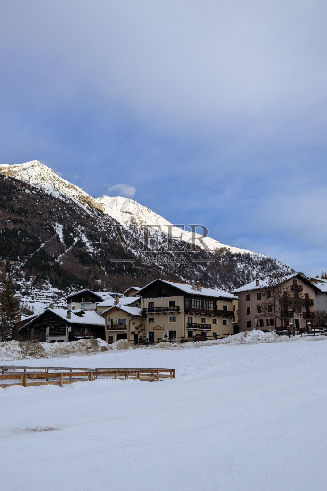 雪下干邑照片摄影图片
