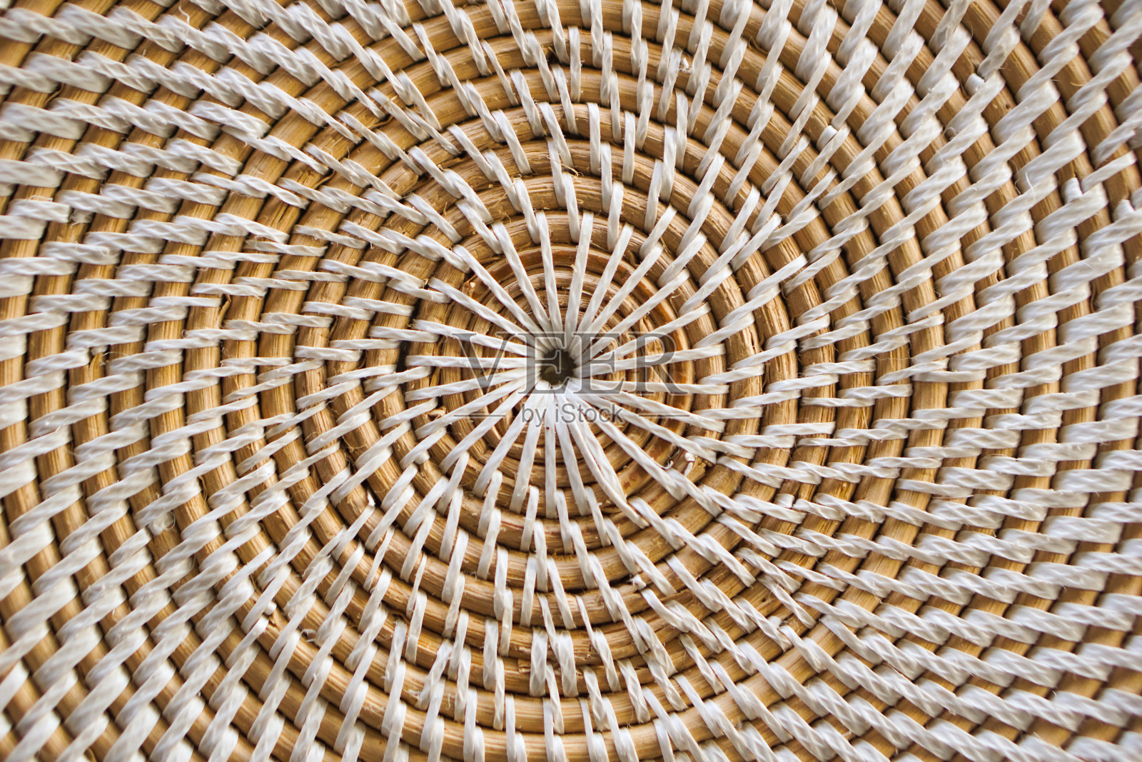 这款手提包由藤条制成,看起来像一个漩涡照片摄影图片