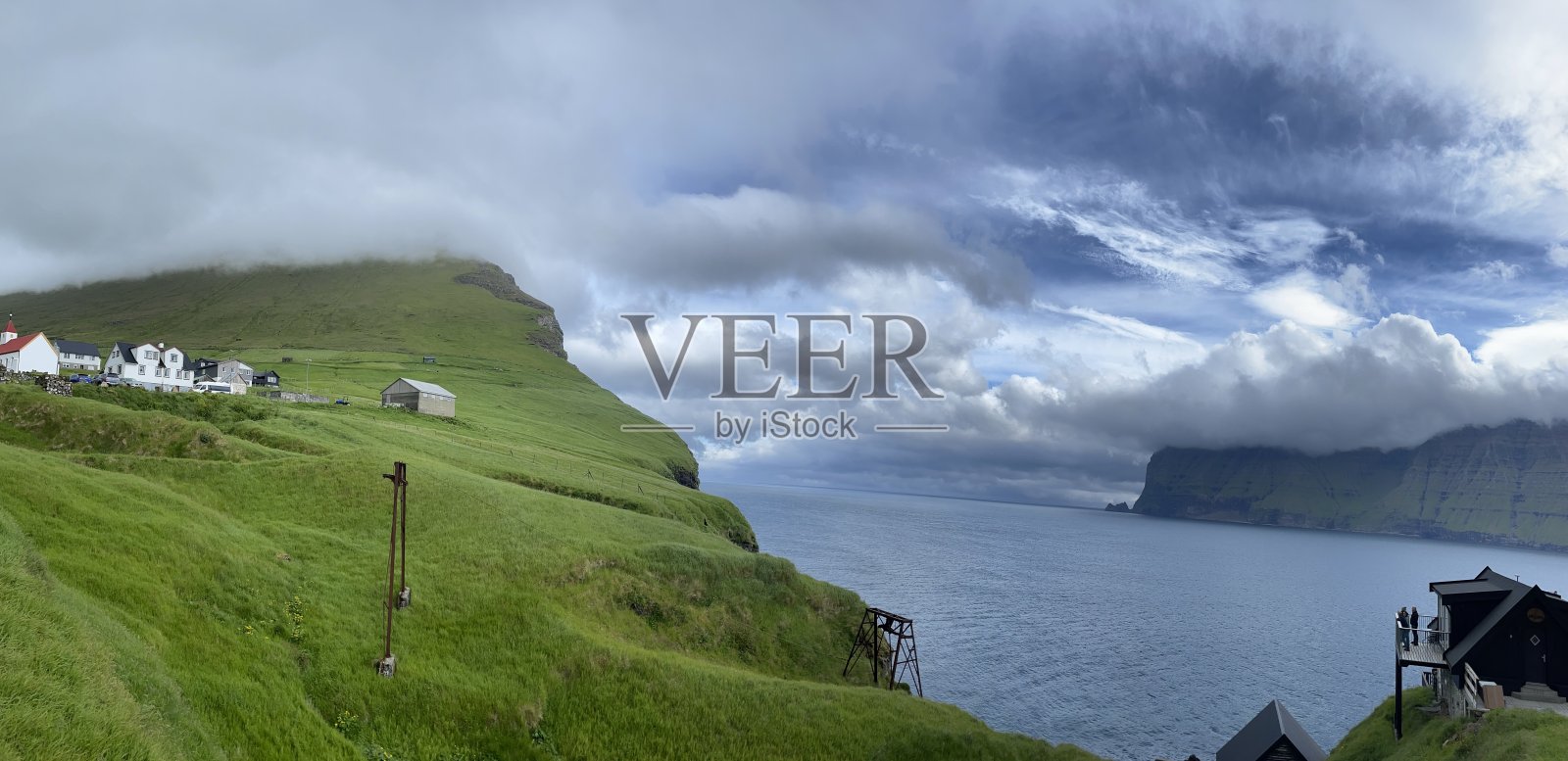 全景的一个戏剧性的天空在绿悬崖的法罗群岛照片摄影图片