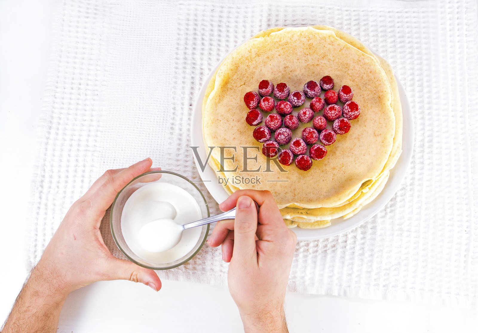 圆圆的笑脸上煎着美味的煎饼,俯视图照片摄影图片