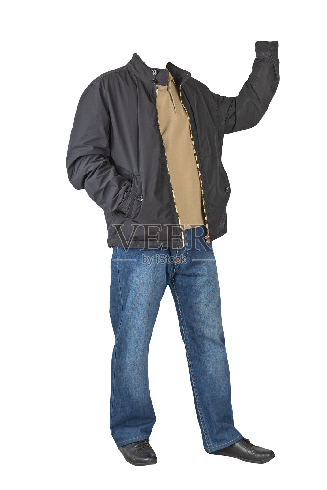 牛仔裤,带纽扣的t恤,白色背景的夹克和皮鞋照片摄影图片