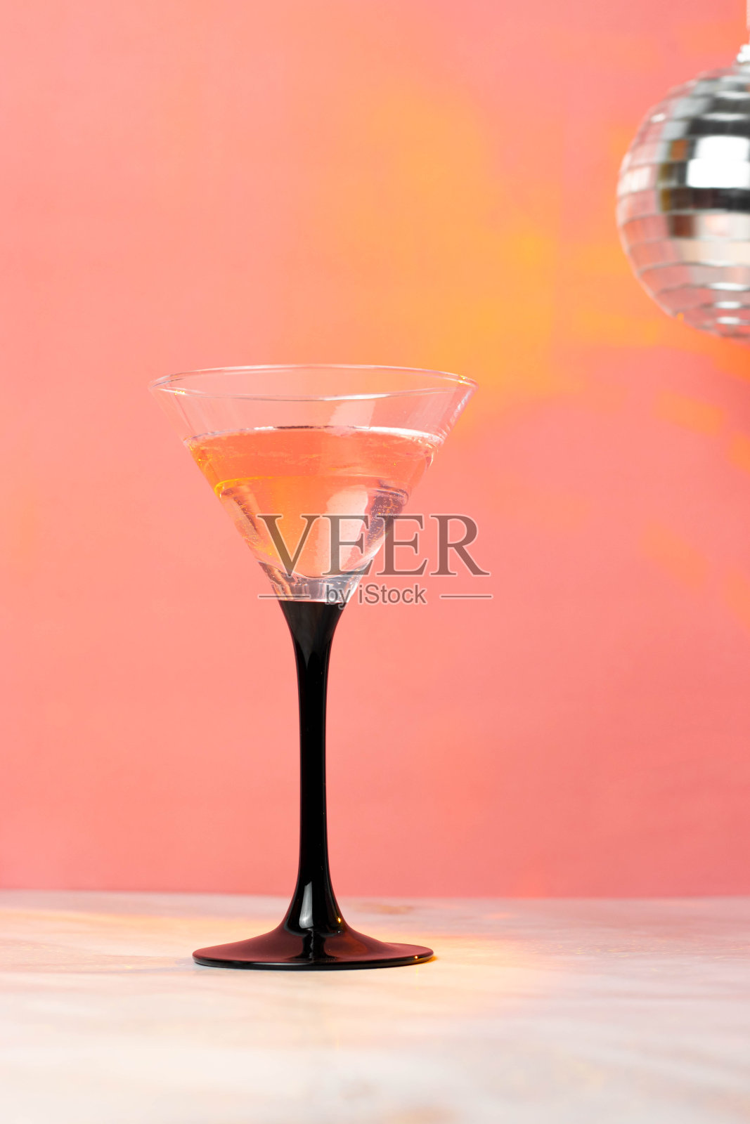 马蒂尼杯,粉色背景,鸡尾酒照片摄影图片