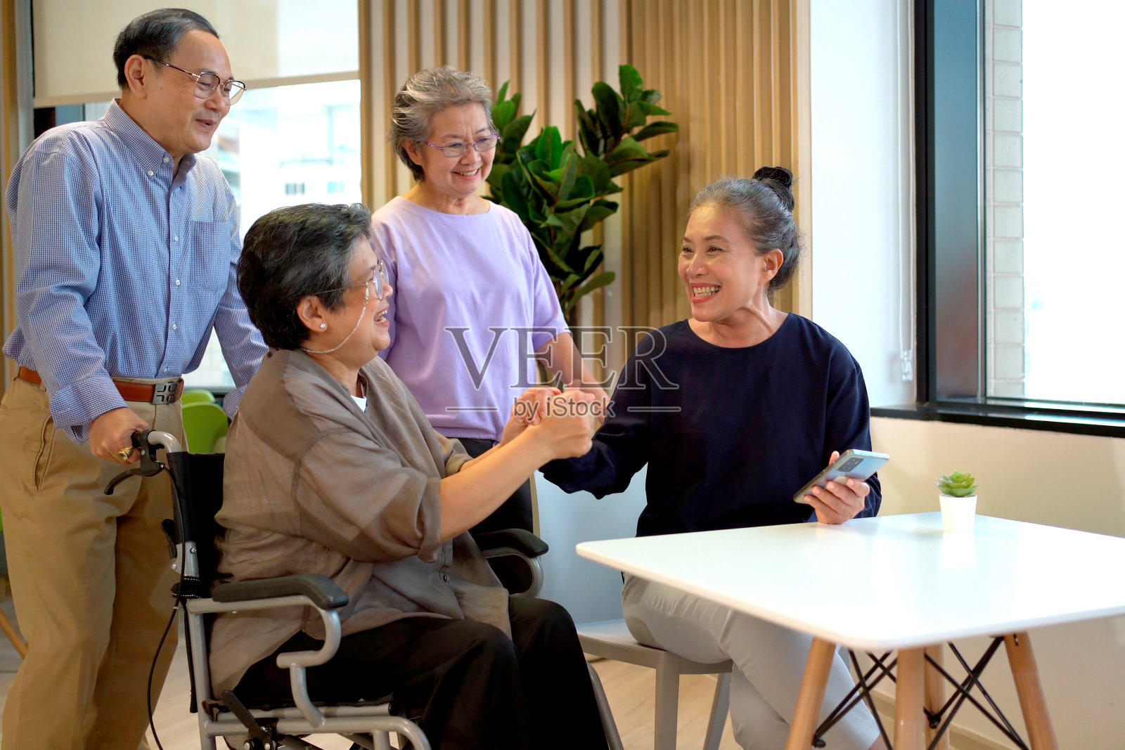 快乐的老人在一起聊天。照片摄影图片