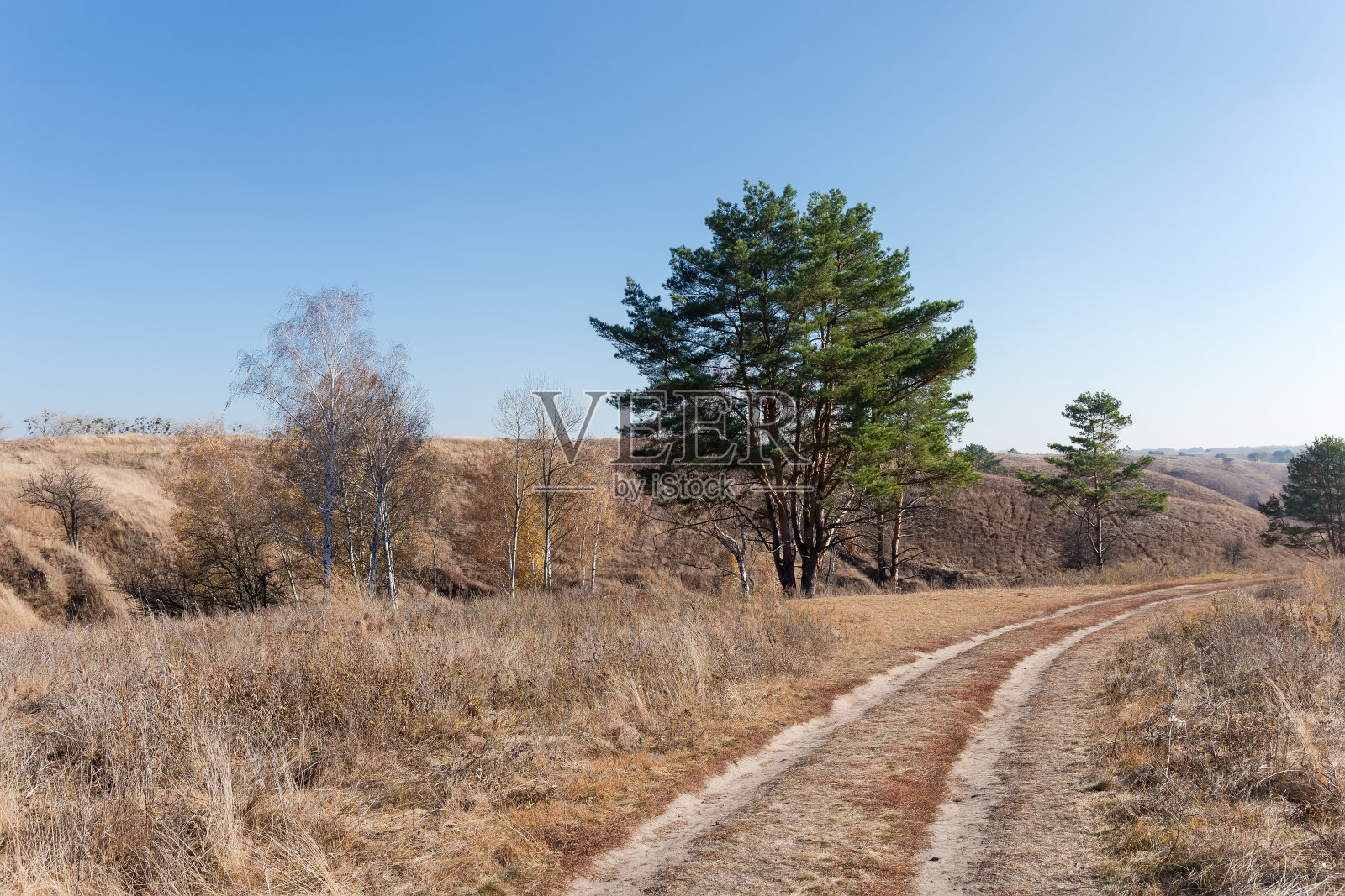 峡谷边的土路,背对着晴空照片摄影图片