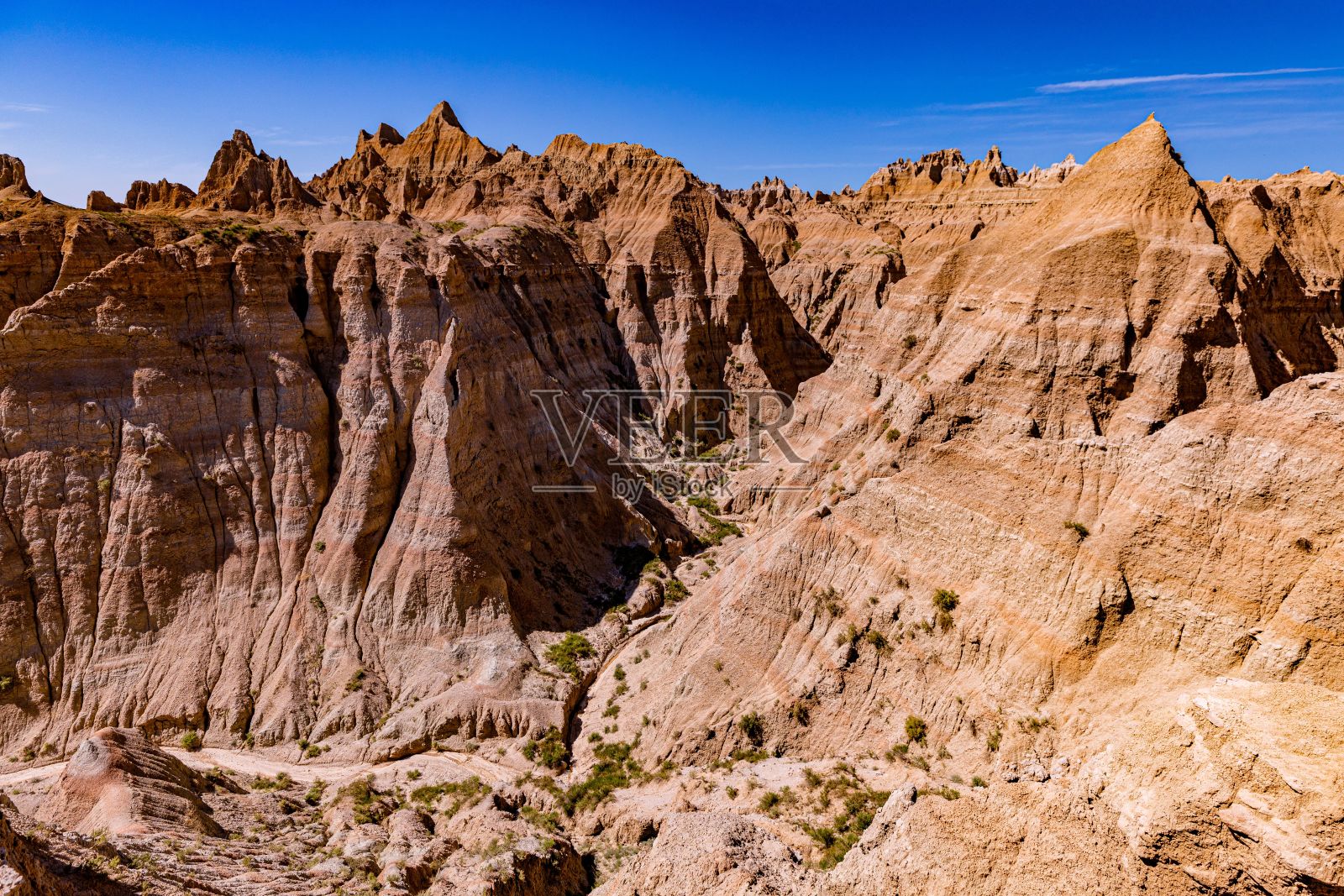 蓝色明亮天空下黄色峡谷的鸟瞰图照片摄影图片