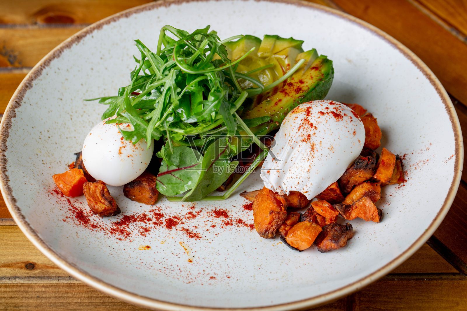 牛油果和芝麻菜的benedict鸡蛋特写镜头照片摄影图片