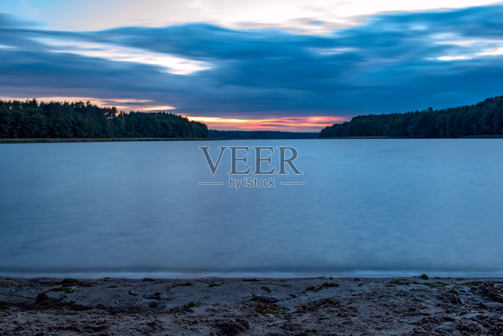 落日余晖下的湖面照片摄影图片