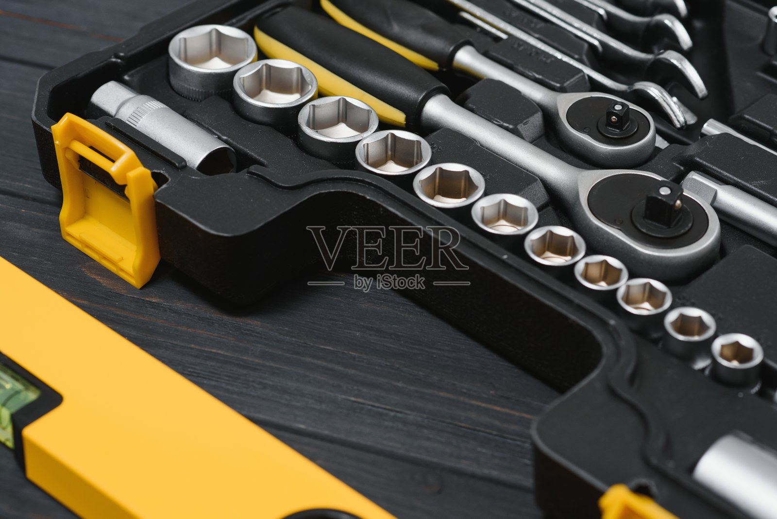 新的方形黑色工具箱在木质纹理背景上。前视图。照片摄影图片