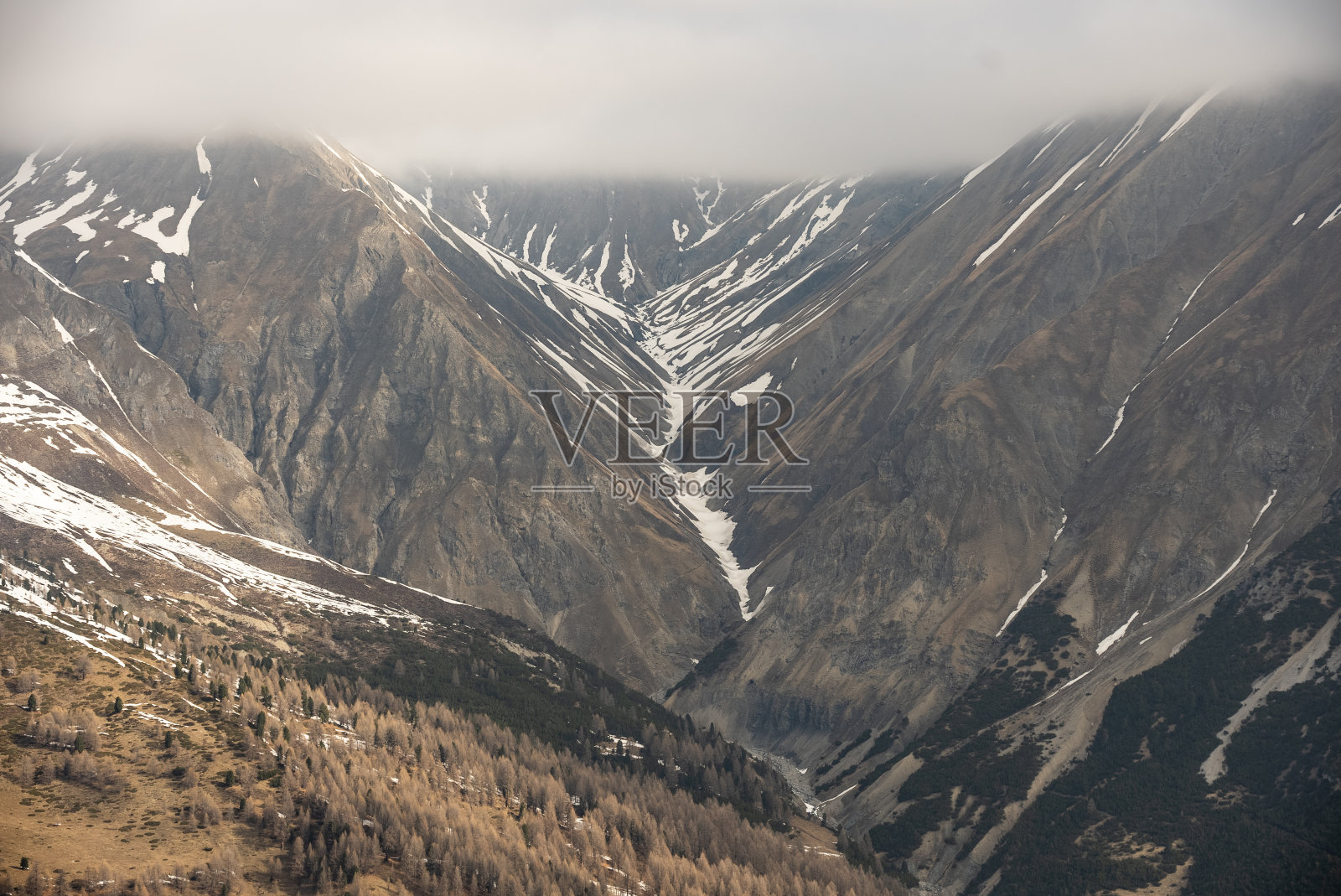 冬天的利维诺镇。意大利伦巴第的利维诺风景,位于意大利阿尔卑斯山,靠近瑞士边境。照片摄影图片