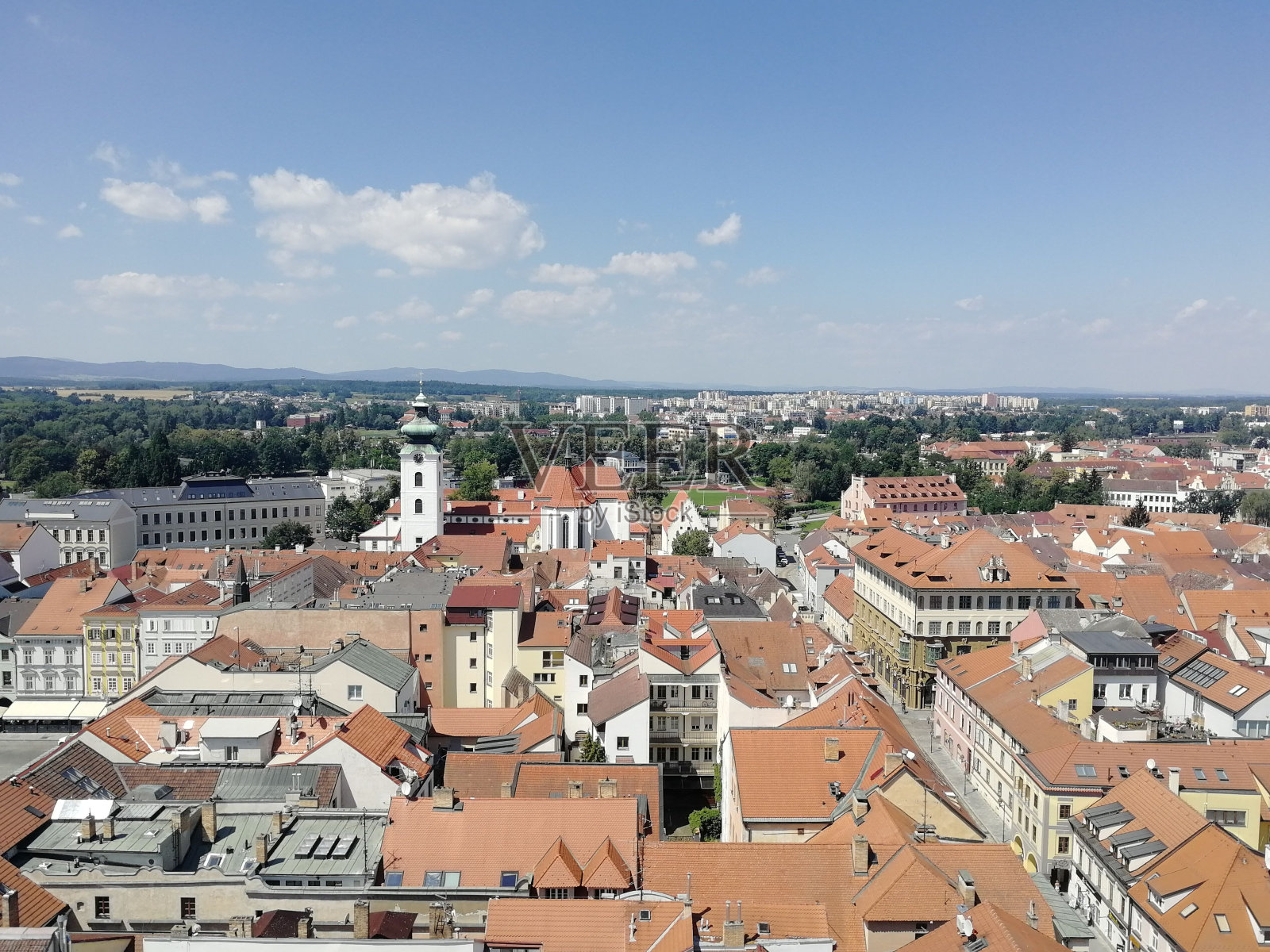 捷克共和国Ceske Budejovice城市景观的鸟瞰图,背景是蓝天照片摄影图片