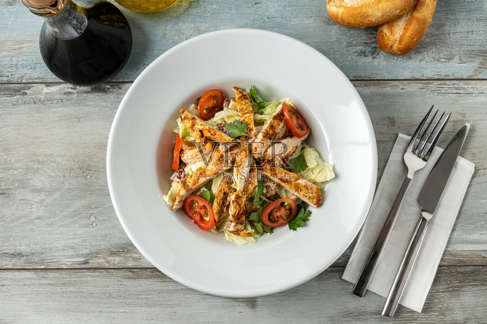 新鲜的地中海沙拉配烤鸡胸肉。俯视图照片摄影图片