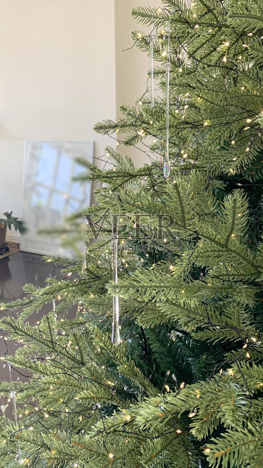 圣诞树,孤立的咖啡馆背景。照片摄影图片