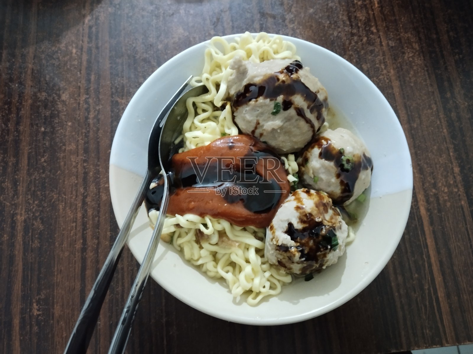 Mie Bakso(肉丸面汤)。印尼著名街头小吃照片摄影图片