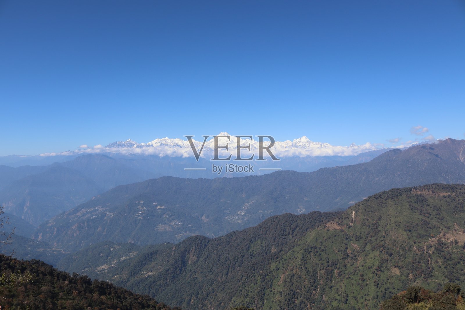 从印度西孟加拉邦大吉岭的虎山看干城章嘉照片摄影图片