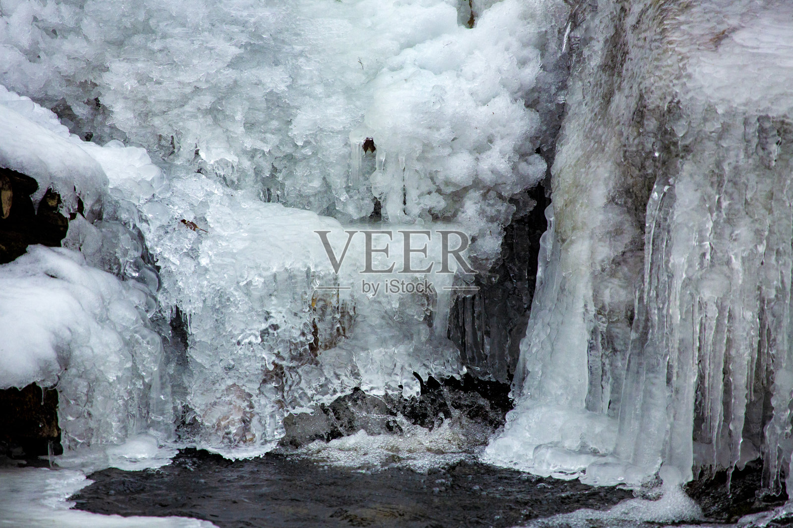 康涅狄格州查普林的古德温州立森林的冰冷瀑布。照片摄影图片