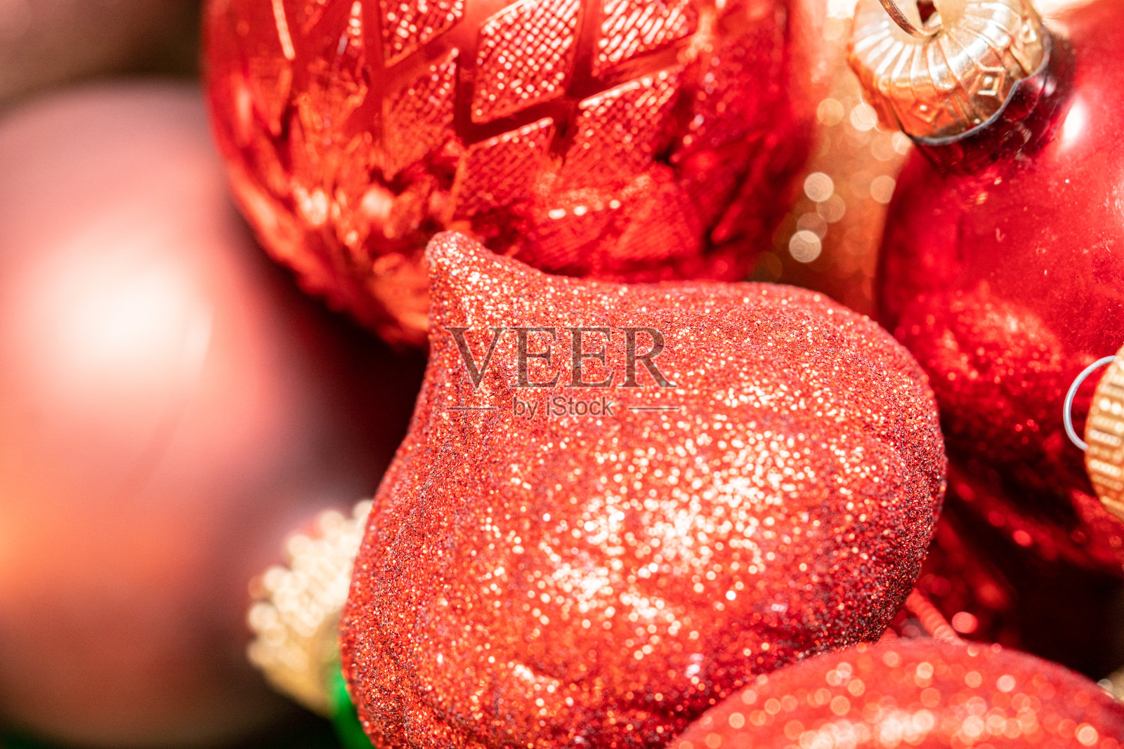 圣诞球是圣诞树的装饰照片摄影图片