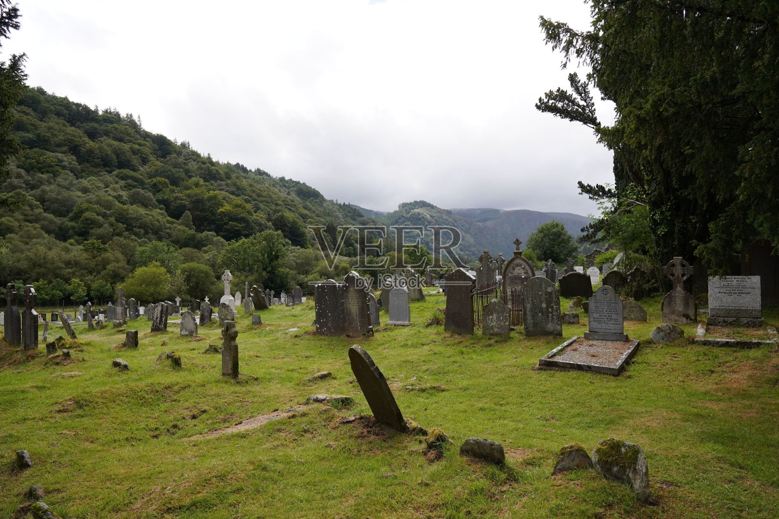 爱尔兰格兰达洛墓地的古老墓碑照片摄影图片