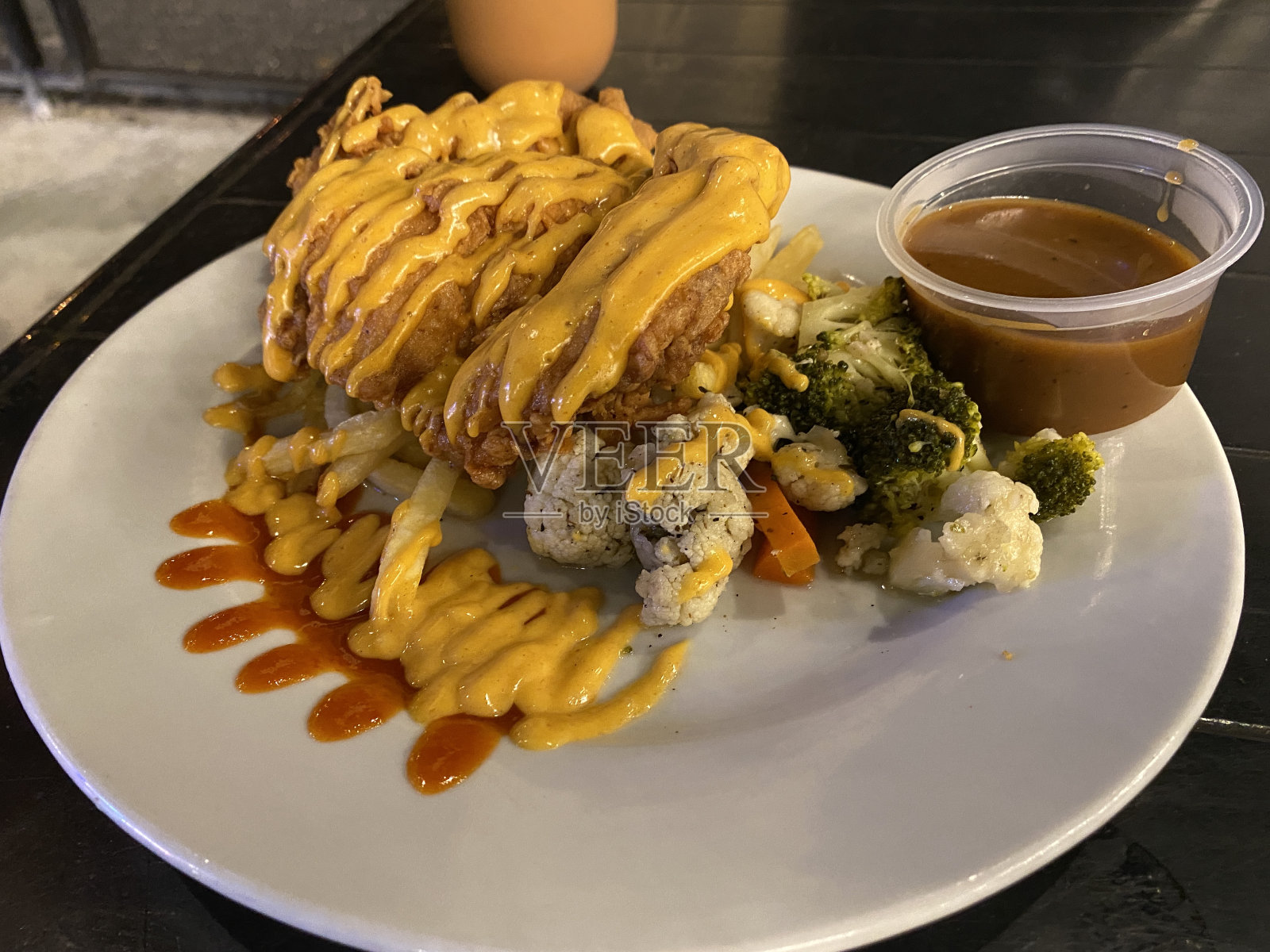 一盘鸡排配炸薯条和凉拌卷心菜照片摄影图片