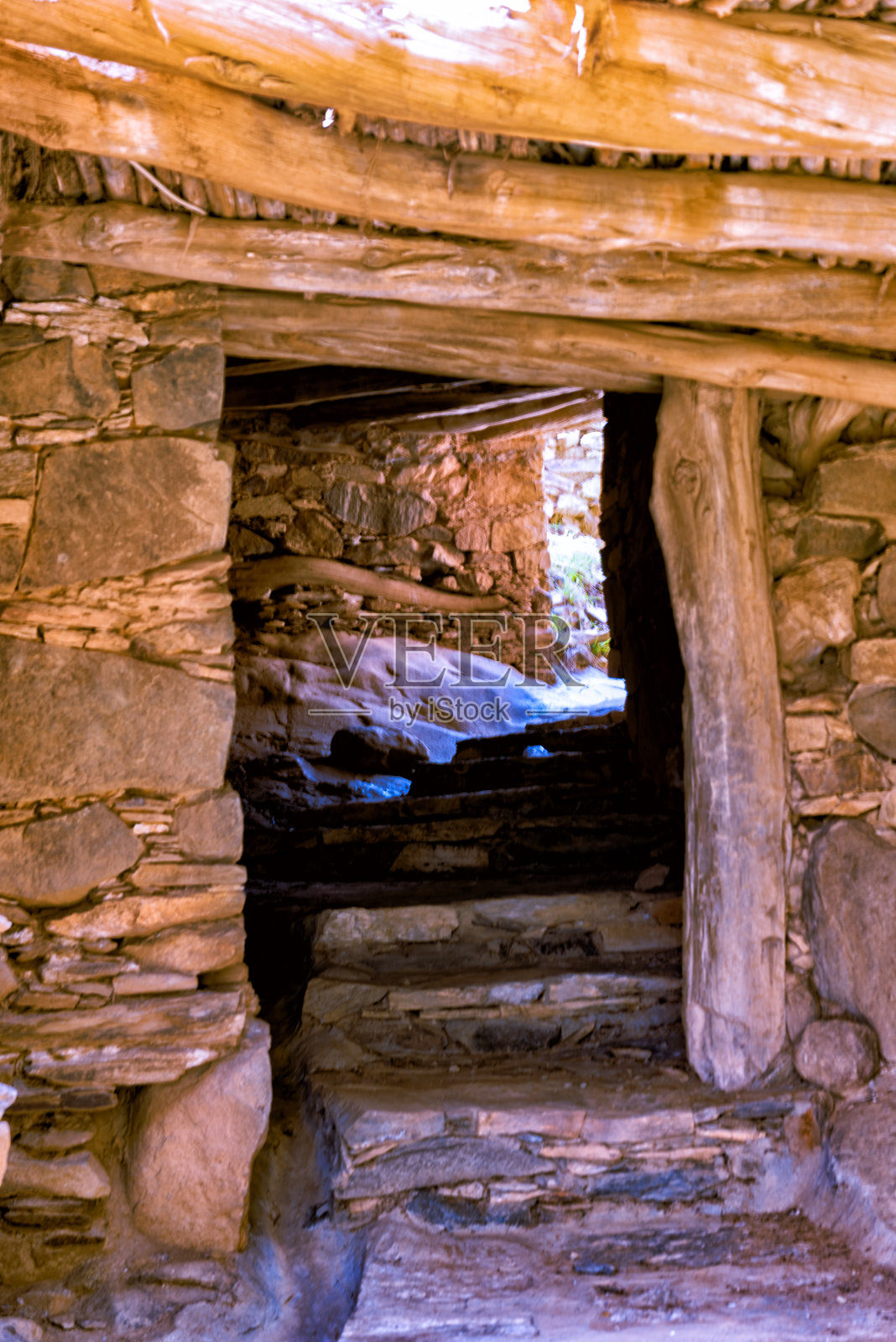 废弃城市中的石头房屋照片摄影图片