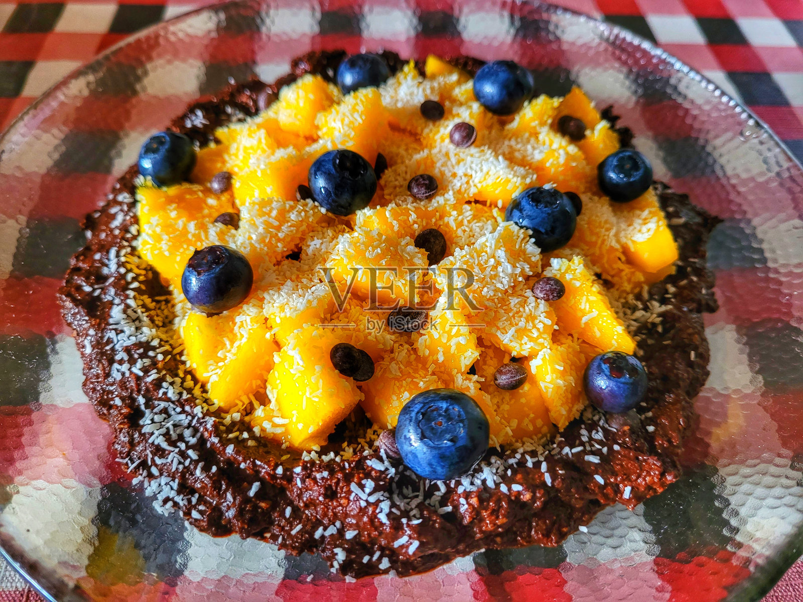 由燕麦、可可、芒果、蓝莓和椰子制成的健康甜点照片摄影图片