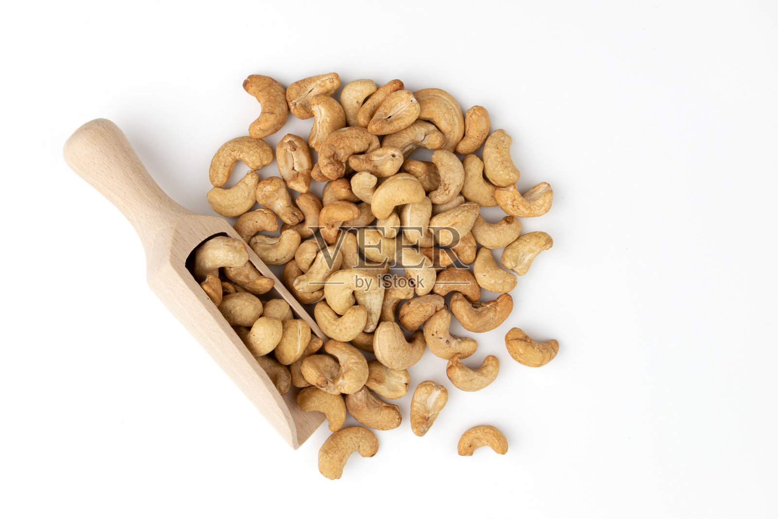 白色背景上孤立的腰果堆照片摄影图片