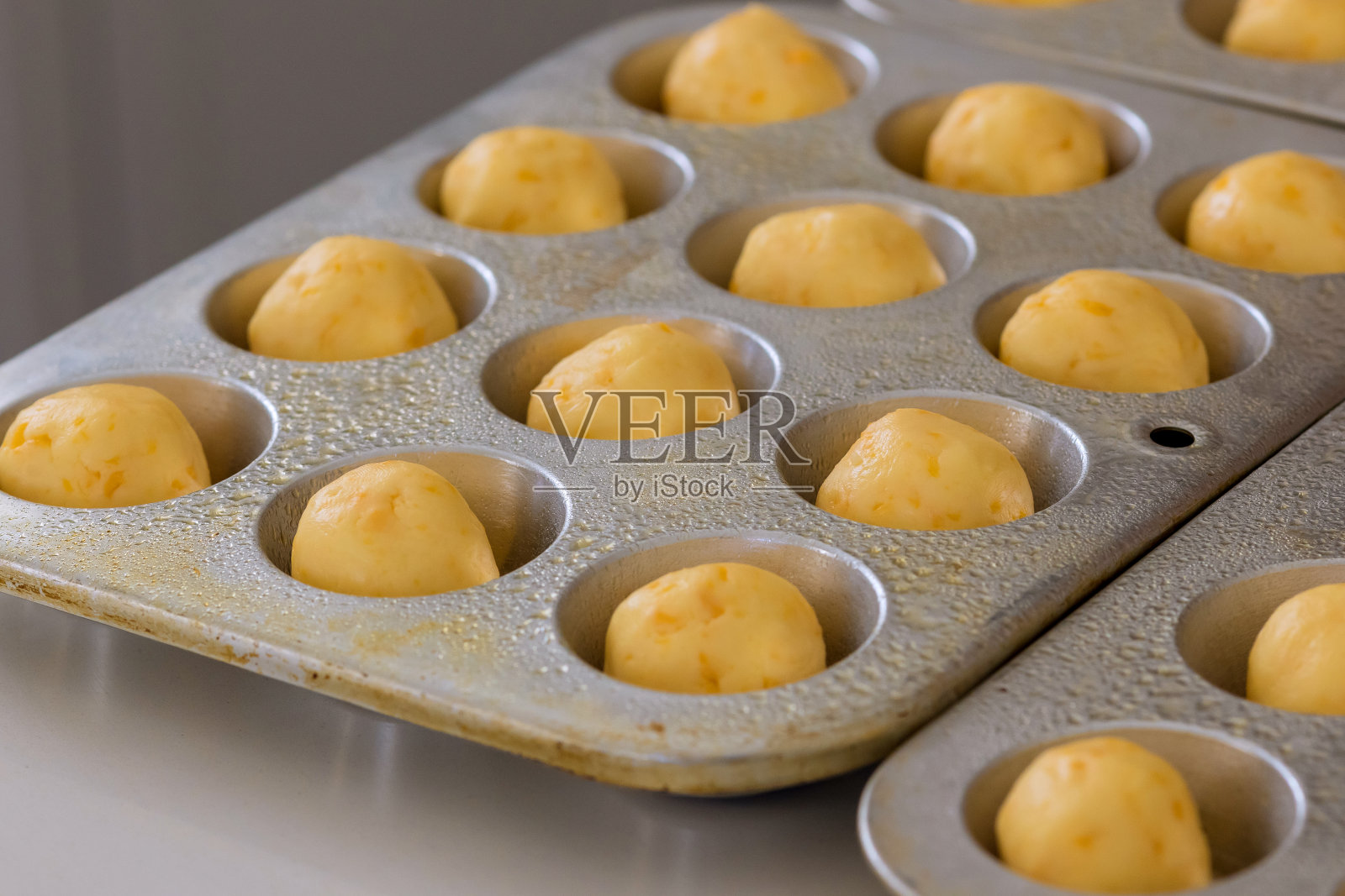 准备和烘焙传统的奶酪面包,这是一种受欢迎的巴西小吃照片摄影图片