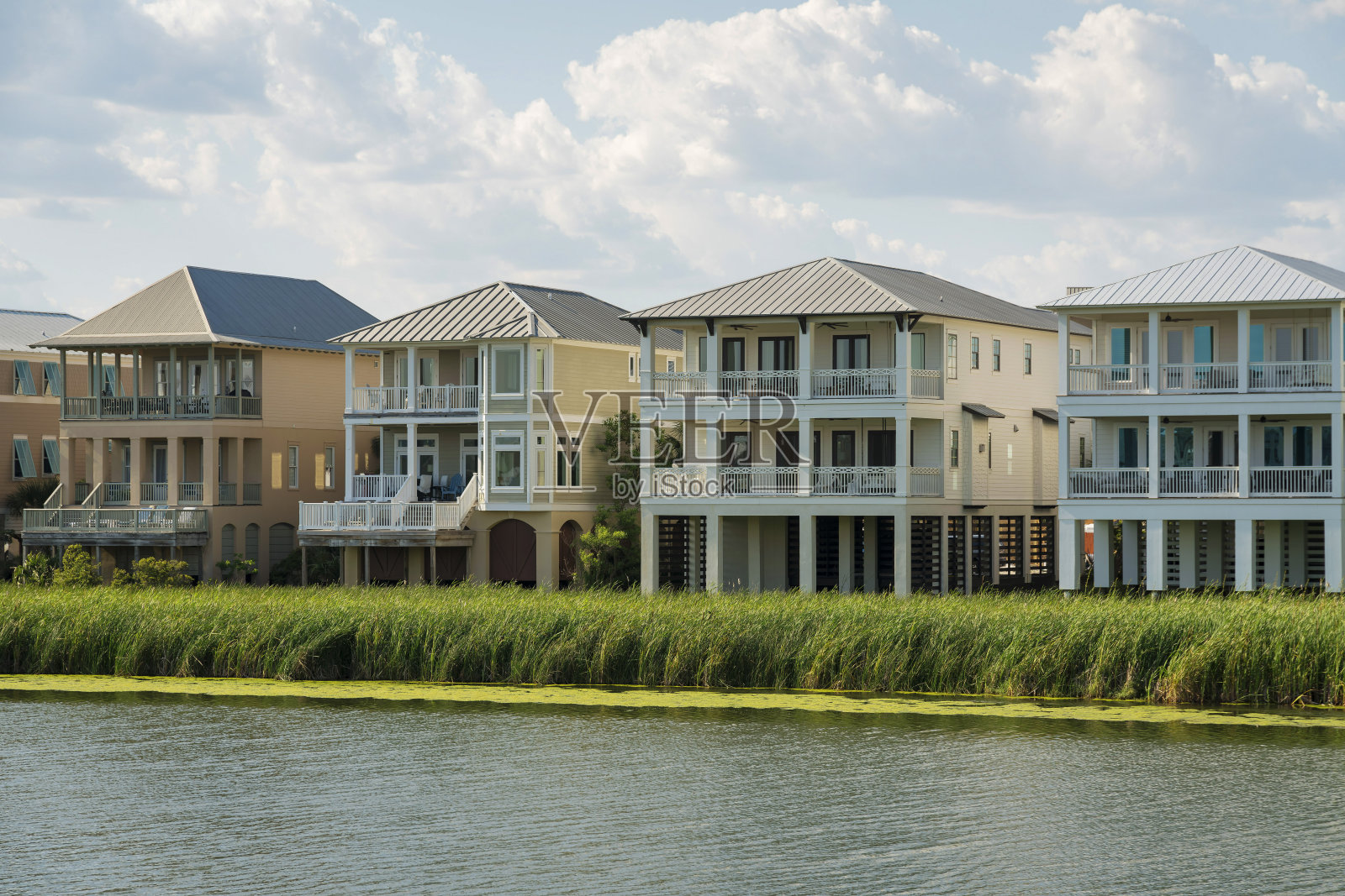 佛罗里达德斯汀——一排三层楼高的房子,带观景平台和湖边照片摄影图片