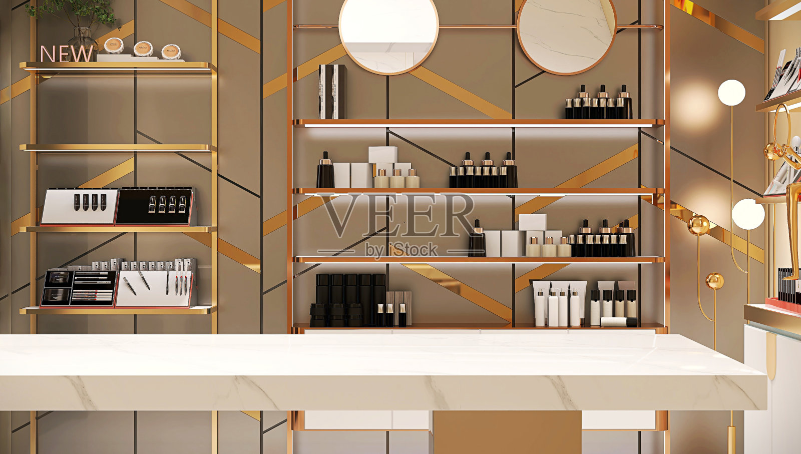 空白色大理石柜台在优雅和豪华的室内设计美容化妆品店与金色钢货架和个人,皮肤和头发护理产品和装饰玻璃背景隔断照片摄影图片