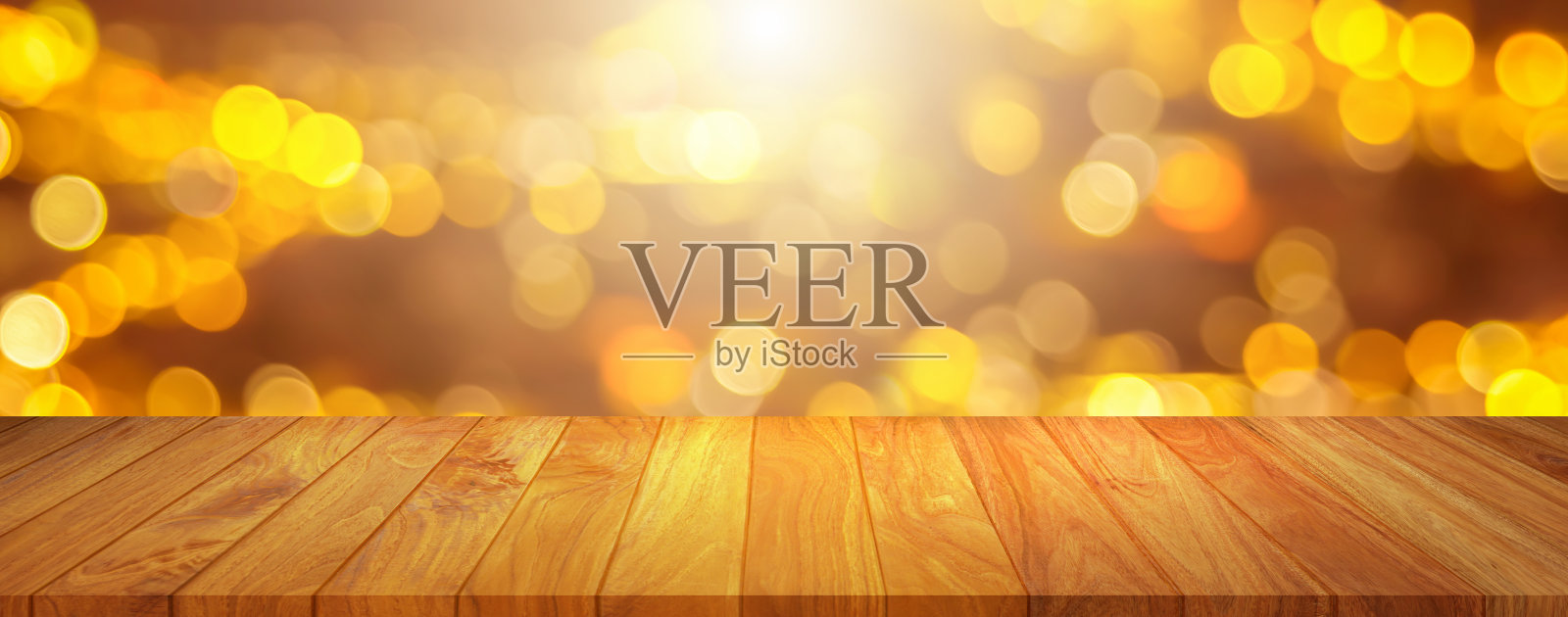 圣诞假期背景与空木桌冬季散景。在圣诞假期的背景下,空木桌上方的灯光模糊了冬天的产品编辑和装饰。照片摄影图片