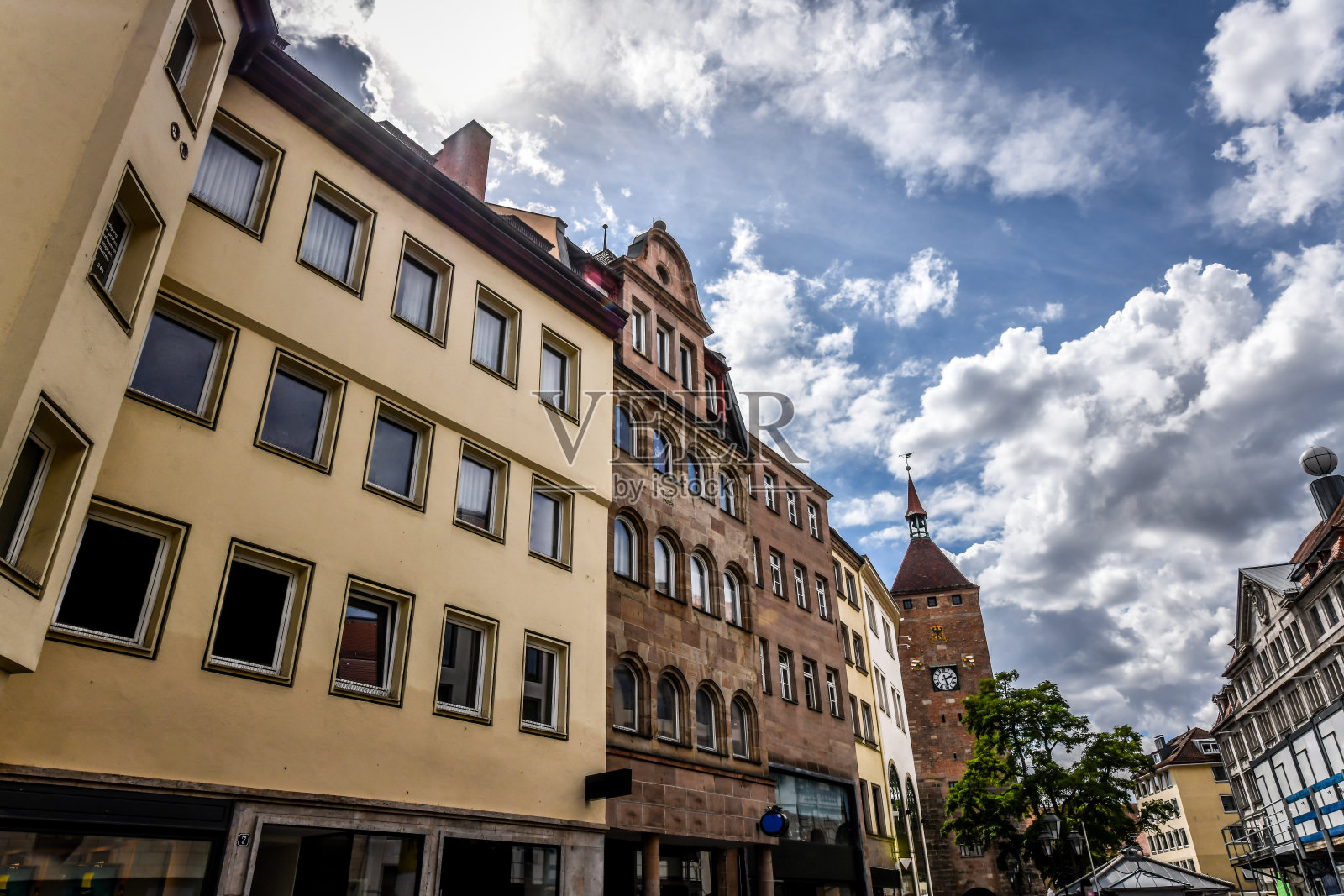 通往德国纽伦堡白塔的美丽街区照片摄影图片