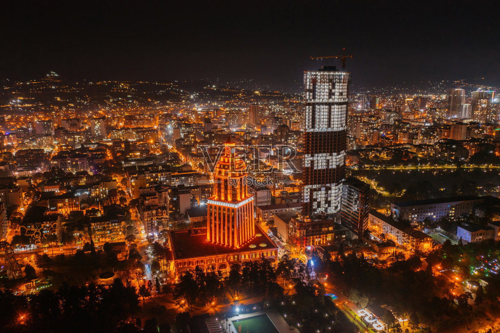 格鲁吉亚巴统市的夜间无人机鸟瞰图照片摄影图片