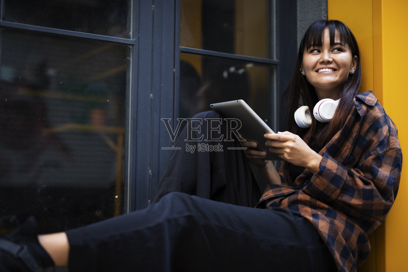 年轻漂亮的女人在户外视频通话照片摄影图片