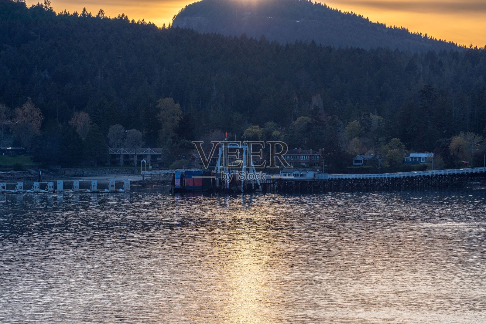 迷人的金色日落在山上照片摄影图片