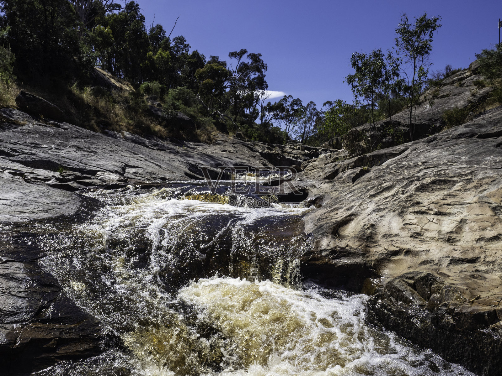 宁静的岩石池照片摄影图片