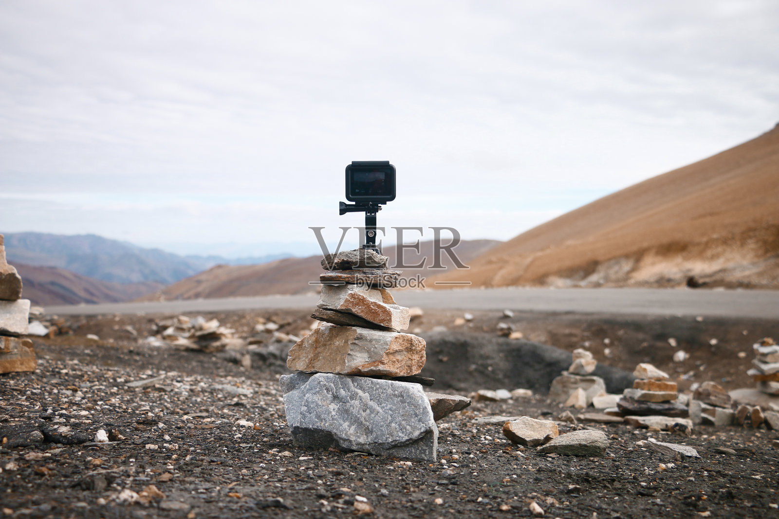 岩石上的黑色摄像机拍摄白天的景色照片摄影图片