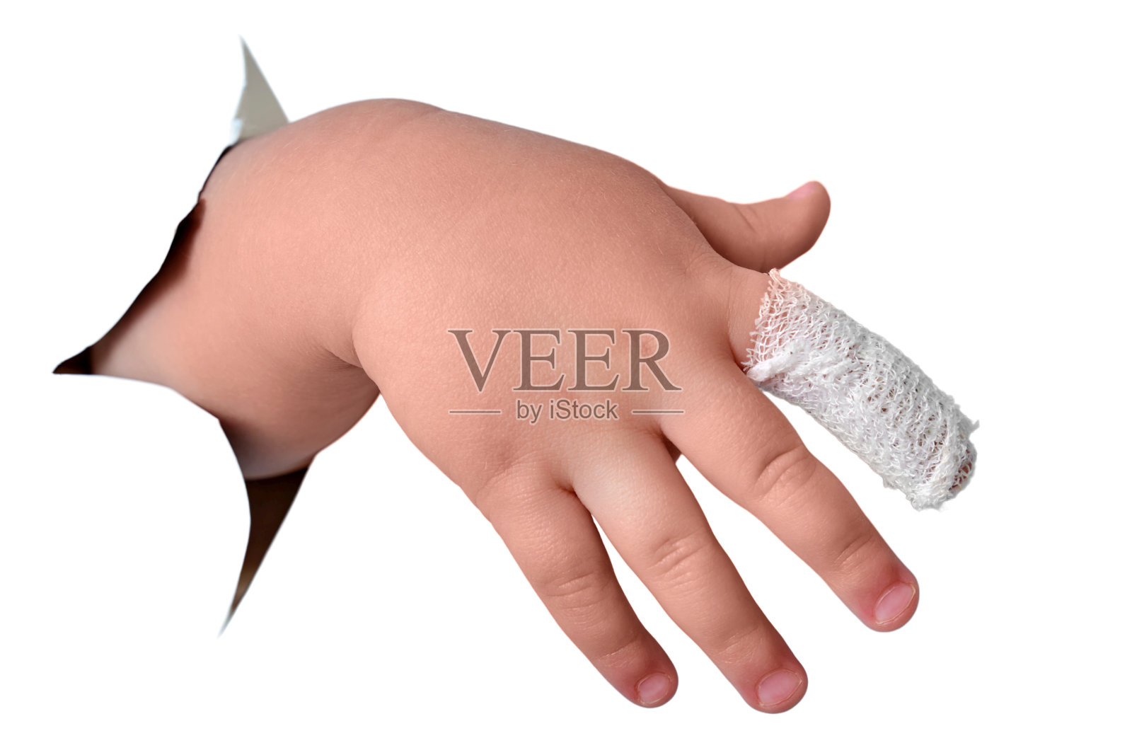 婴儿的手与包扎的手指在白色孤立的背景,特写。孩子受伤的食指用白色绷带包扎。一岁零三个月的小男孩照片摄影图片