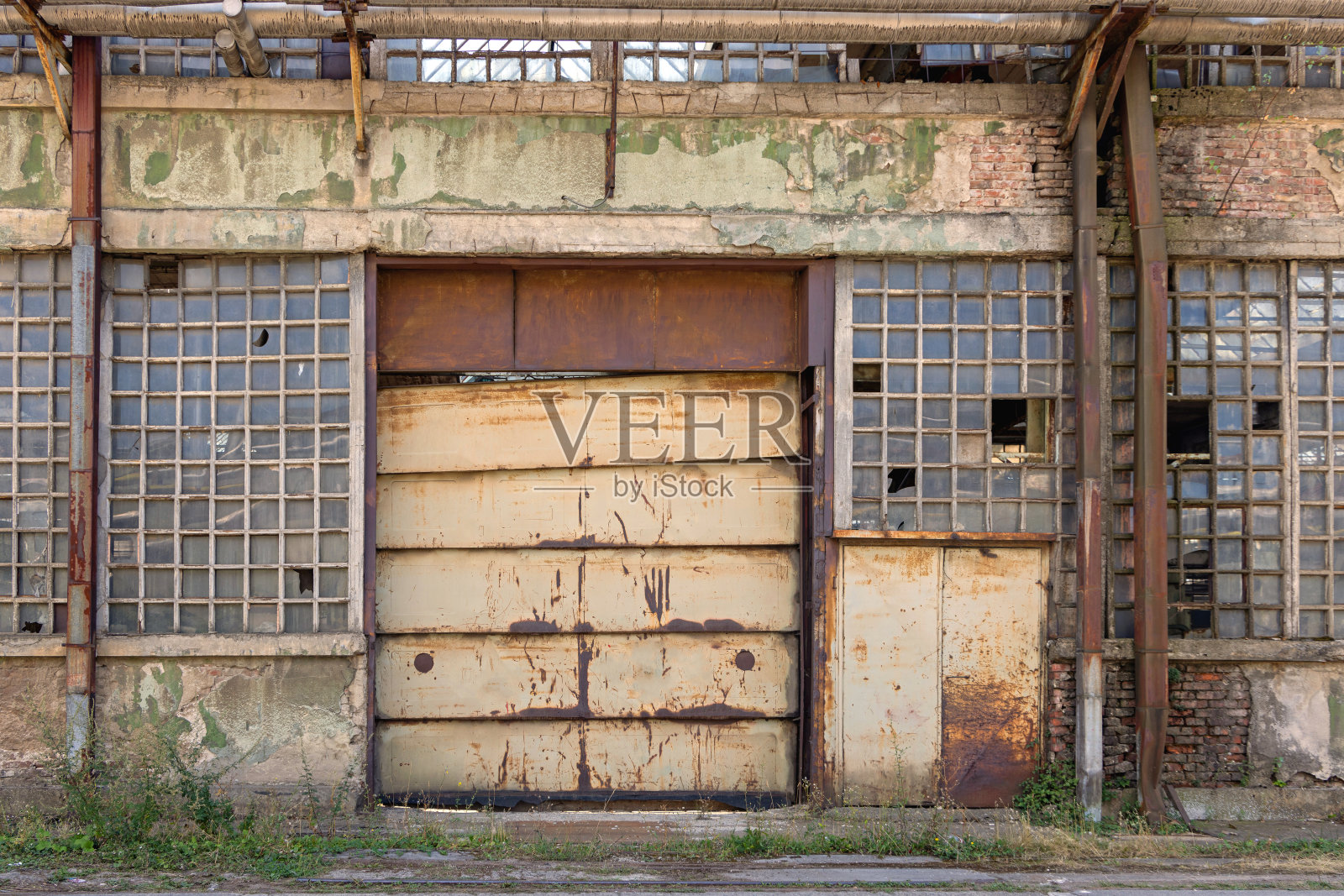 旧厂房门照片摄影图片
